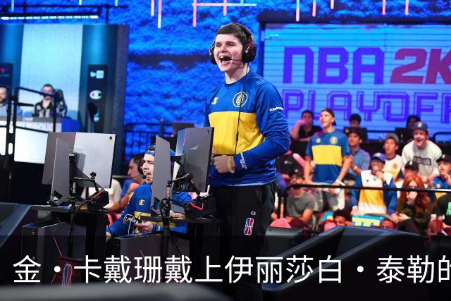 金·卡戴珊戴上伊丽莎白·泰勒的祖母绿项链，还进过她的紫色衣帽间